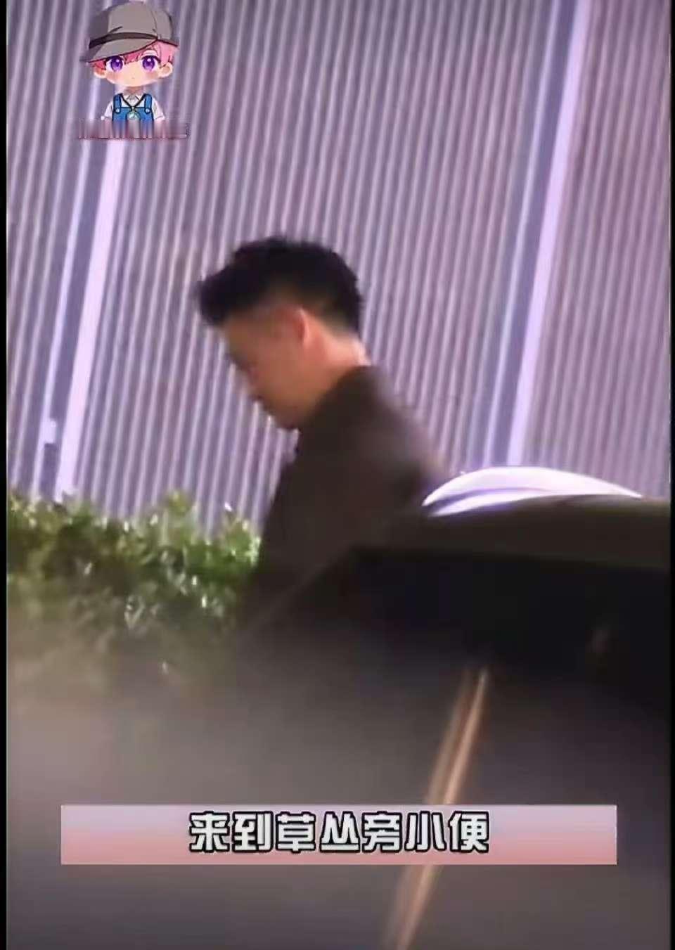 曝曹云金路边小便随地吐痰曝曹云金路边小便曝曹云金路边小便随地吐痰，曹云金在聚餐