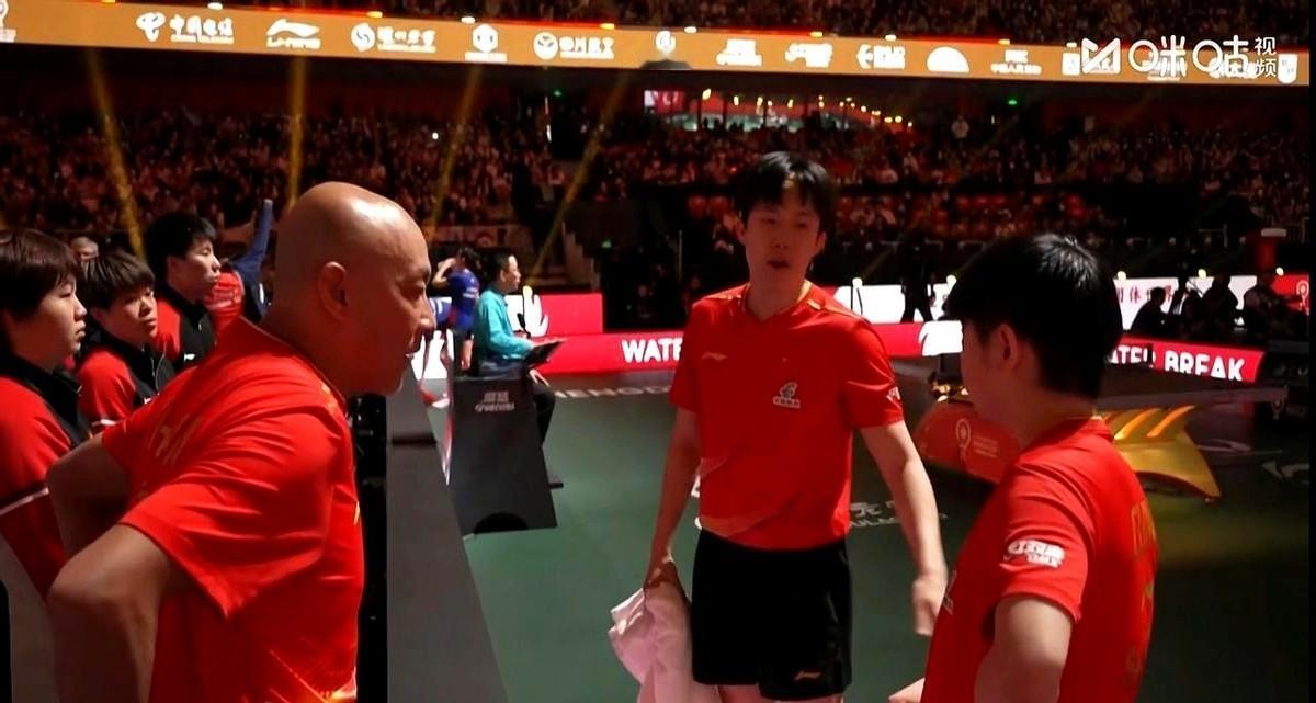 暂停时，教练话还没说完。莎莎直接一摆手。眼神扫向王头，那意思很明显。就打这