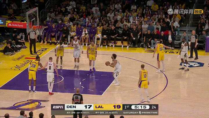 湖人巨星东契奇竟然惨遭队友八村塁的袭击！在今天湖人主场迎战掘金的比赛中，当时比赛