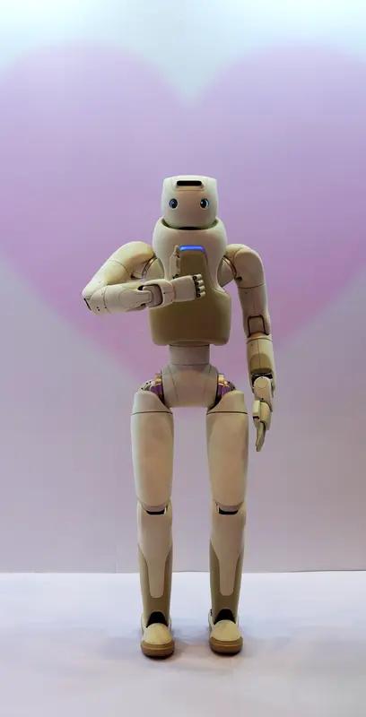 人民日报指出，人形机器人普及面临五大挑战：技术瓶颈：触觉传感器2-3年内突破，