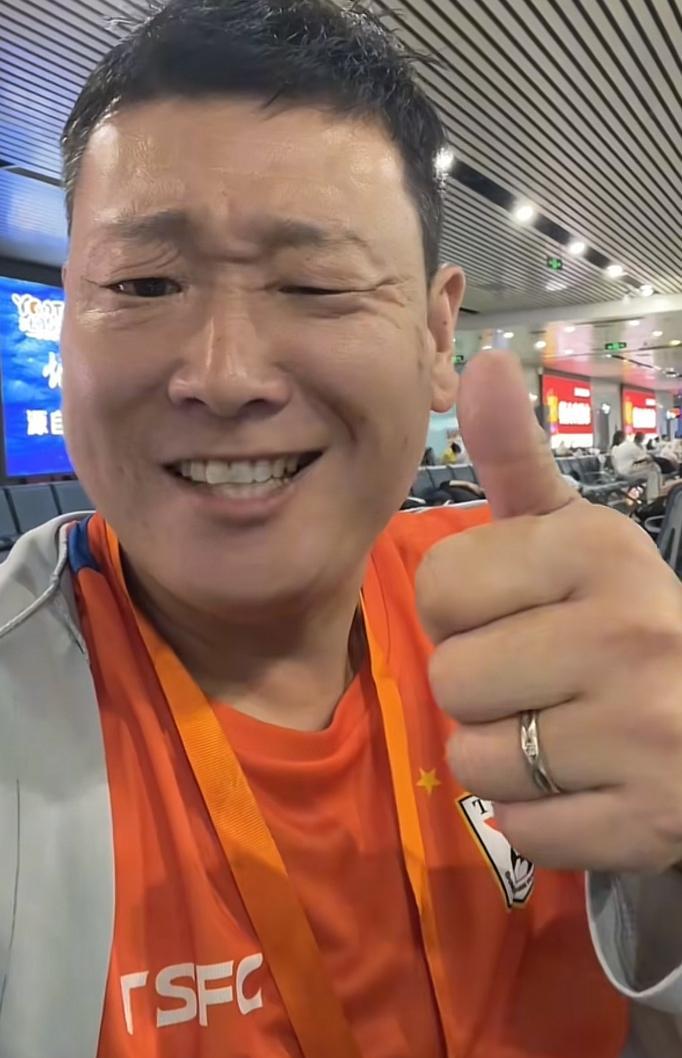 山东泰山知名球迷牛刚嘲讽了北京国安，他听说北京国安球员和球迷发生了冲突。牛刚希望