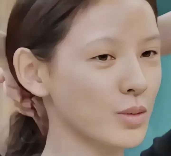 张予曦这妆前妆后差别真像两个人！化妆时，她是妥妥的大美女，大眼睛、高鼻...