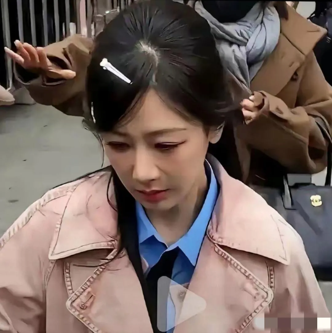 整容后的杨紫看上去没有以前清纯自然了，而且满脸的沧桑感，你看是吗？