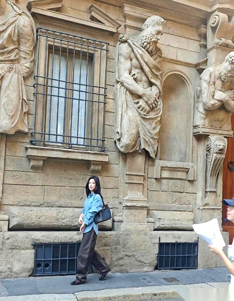 一场在意大利米兰街头的偶遇，直接亮出了朱珠勉强1米6、穿高跟鞋腿短、一看就是40多岁的真人底色。这番