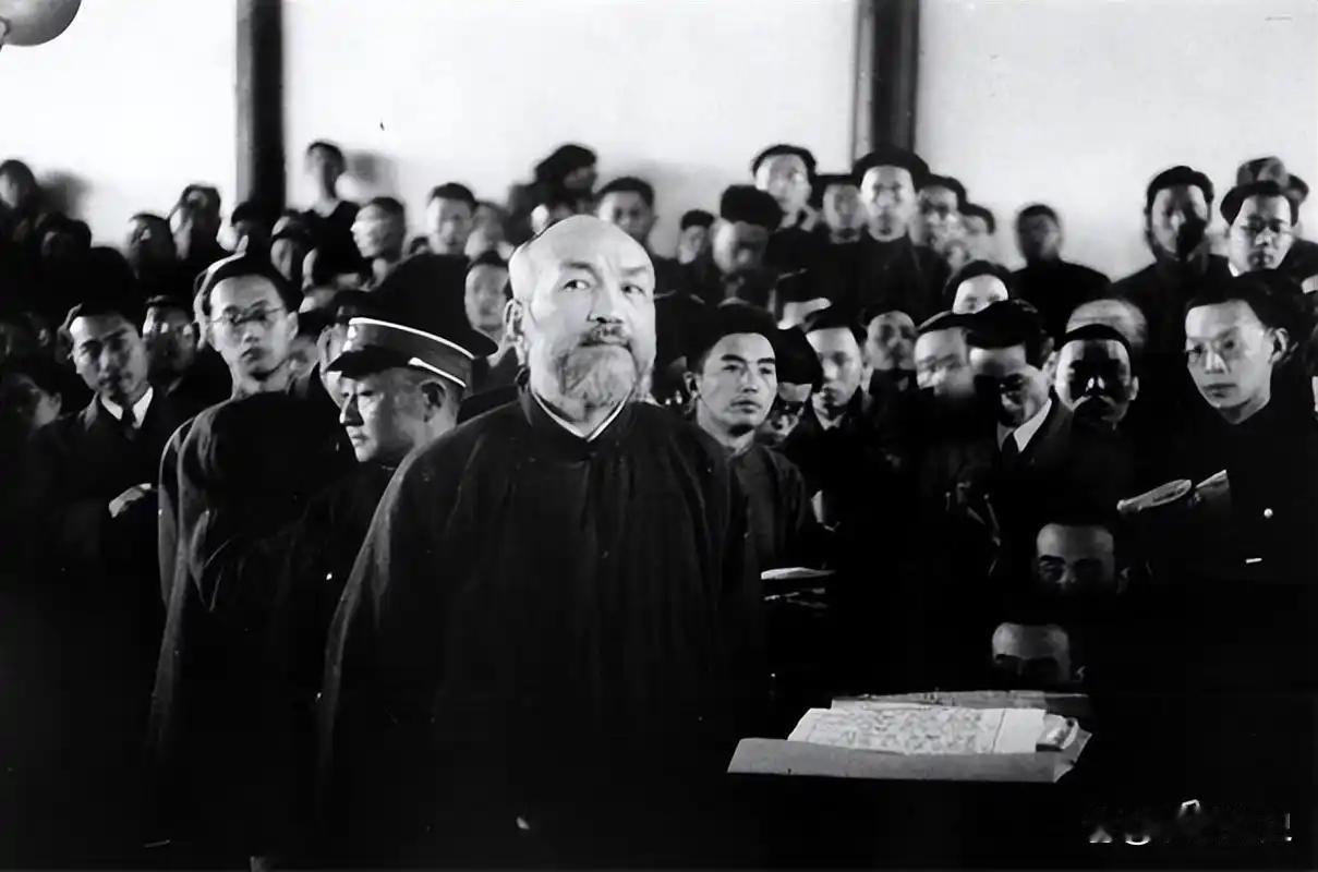 火车上那桩蹊跷事，就发生在褚民谊的美貌女儿身上：随身金银财物一样没少，唯独父亲的