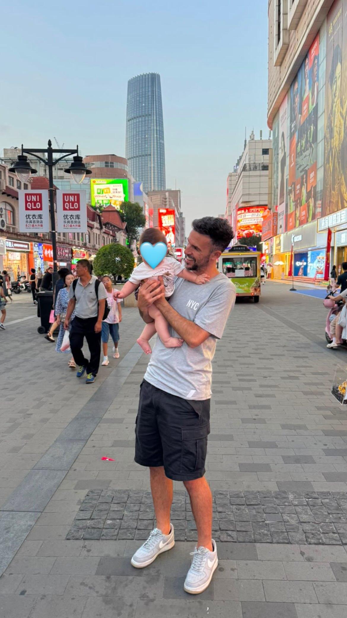 好么，基莱斯逛滨江道去了。