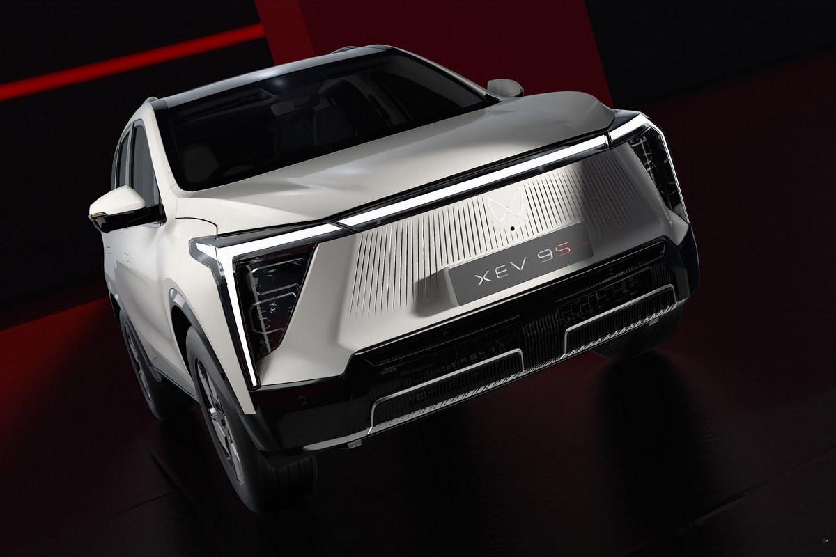 马恒达最近推出了一款三排座纯电SUV——XEV9S，基于原生后驱的INGLO