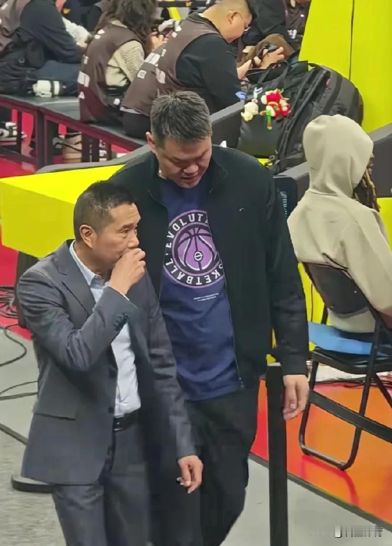 广东队以110-105逆转青岛队，比赛拿下了固然可喜，但场上出现的问题，广东队管