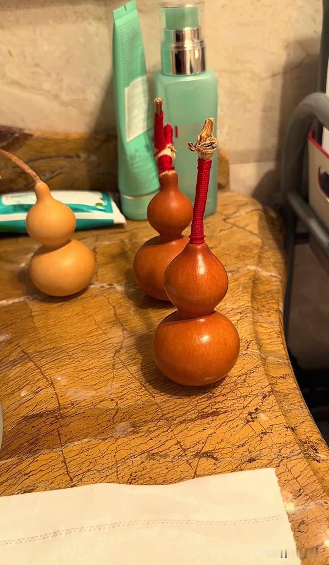 “太神奇了！”辽宁，一男子把珍藏多年的葫芦放在阳台晾晒，突然撞见惊奇一幕：其中