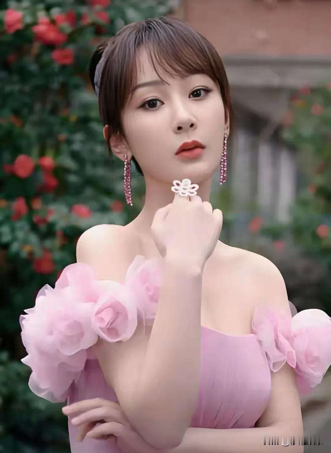 杨紫，赢麻了！5月16日，第33届中国电视金鹰奖参评名单一经公布，立刻在热搜