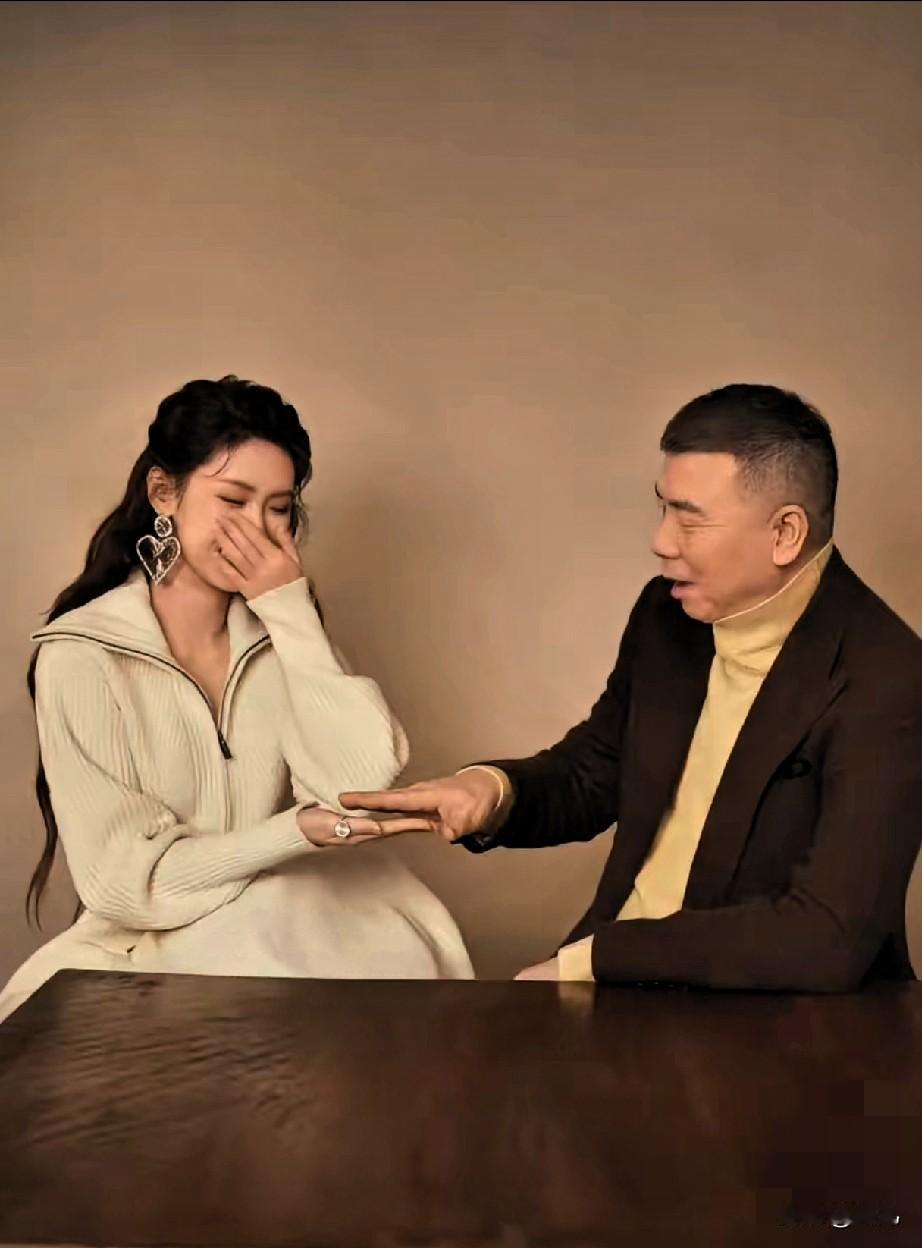 冯小刚和养女徐朵这事冲上热搜，越扒越觉得这份亲情太戳人。徐朵两岁被领养，