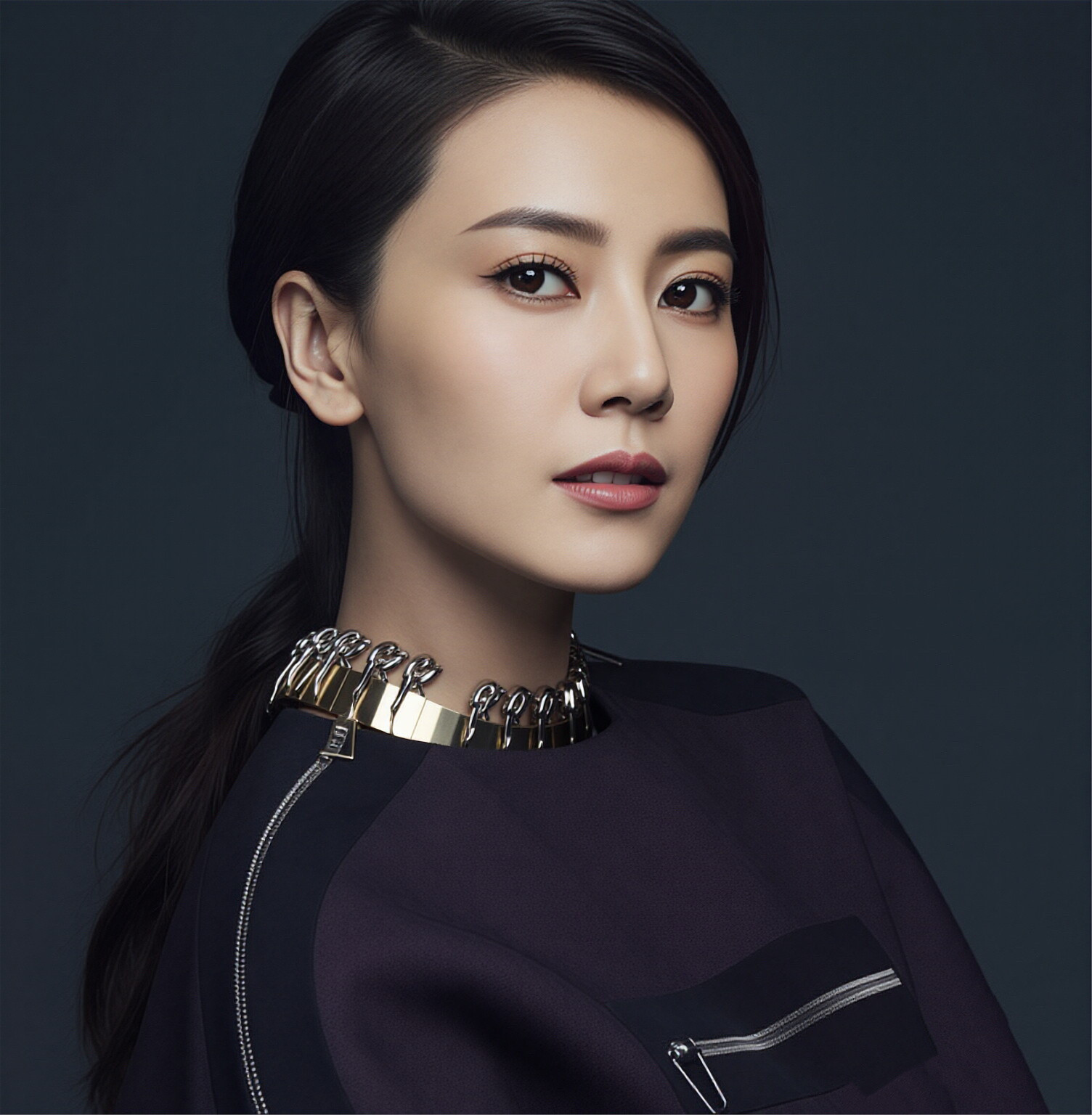 高圆圆眼神清亮又有力量，和“工作让人失去视力”的话题形成强烈对照。职场里我们总