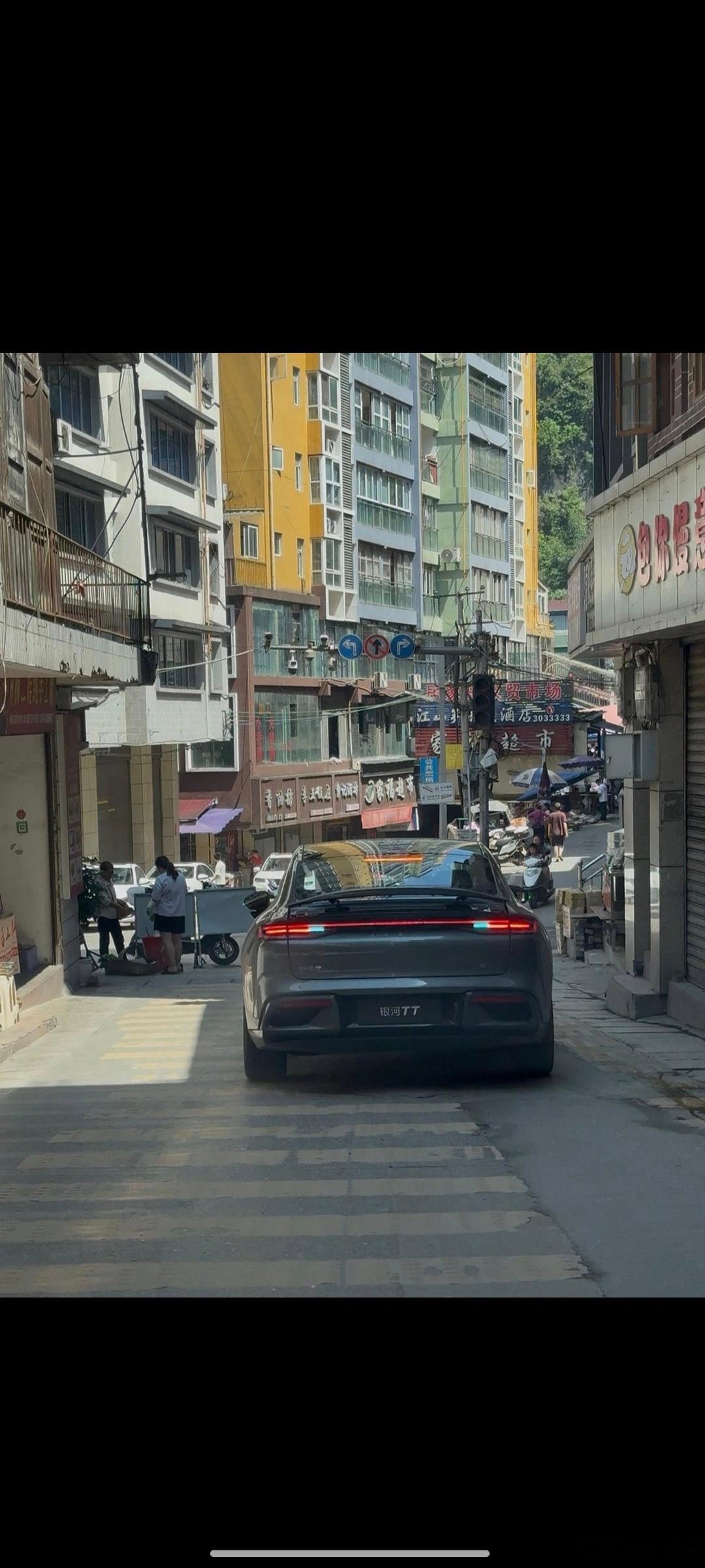 云南盐津真的是开车考验技术的地方，县城夹在峡谷之间，道路又窄，错车全靠互相礼让。
