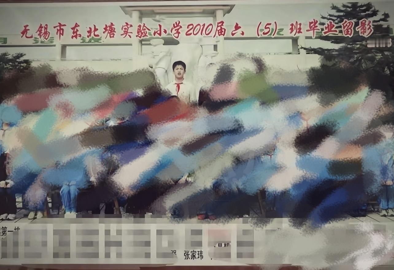 张凌赫小学毕业留影张凌赫小学毕业合照张凌赫小学毕业留影！