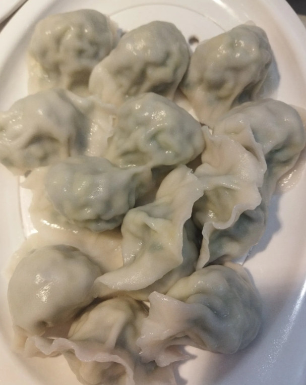 今晚，婆婆指着她碗里剩下的一点面条对橙宝说，奶奶吃不下了，你能帮奶奶吃了吗？