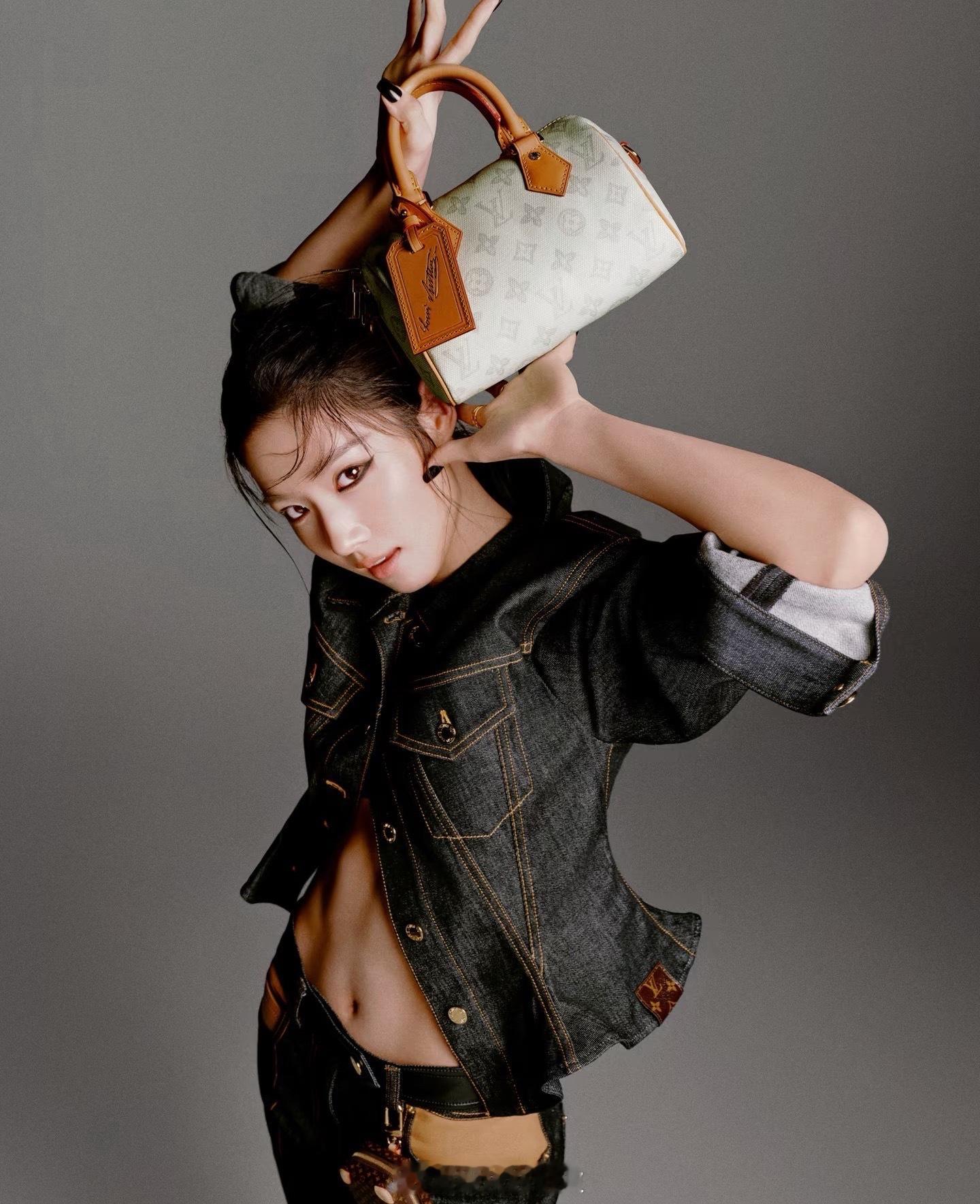 卢昱晓腹肌卢昱晓这腹肌和马甲线也太诱人了吧！卢昱晓腹肌马甲线