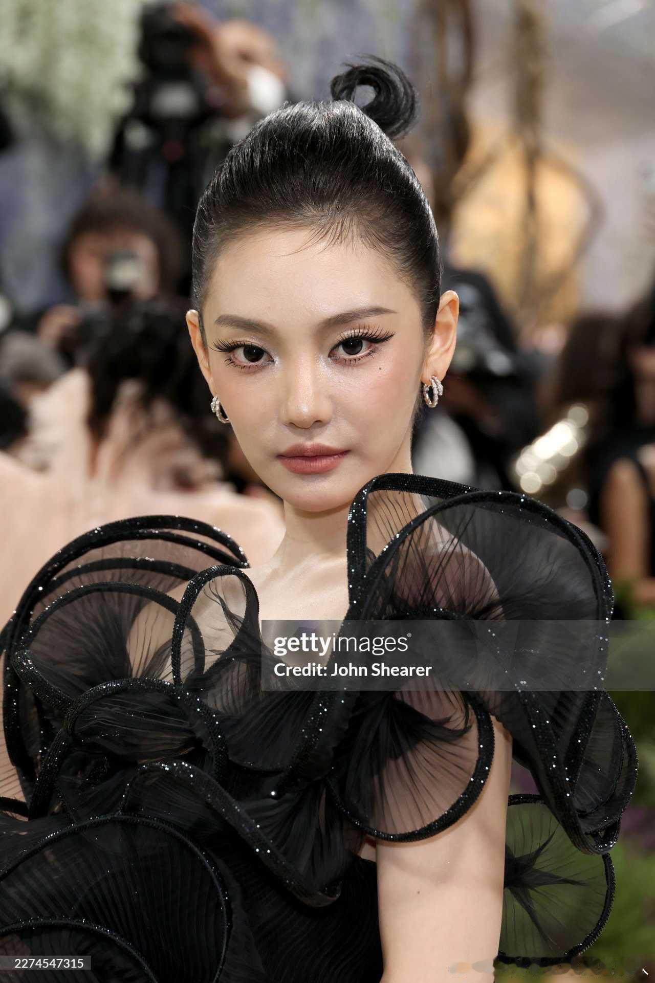 宁艺卓在MetGala红毯穿Gucci特别定制这一套，直接封神！怼脸生图里看不