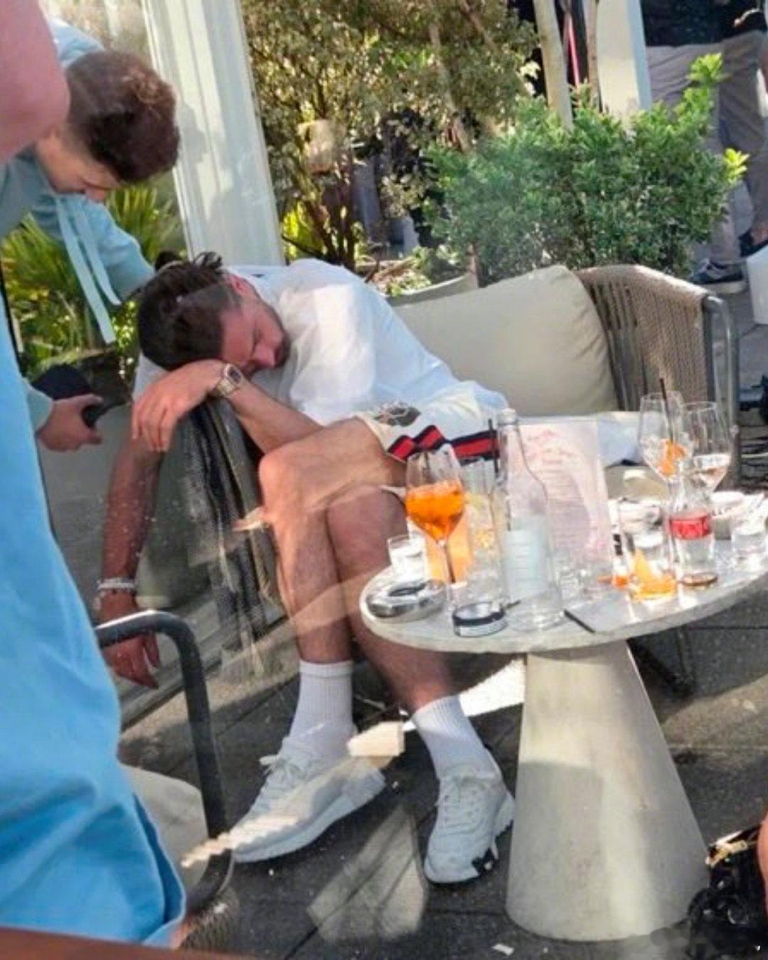 【场外事件】《太阳报》：正在养伤的曼城中场格拉利什，被拍到大白天外出狂欢、饮酒，