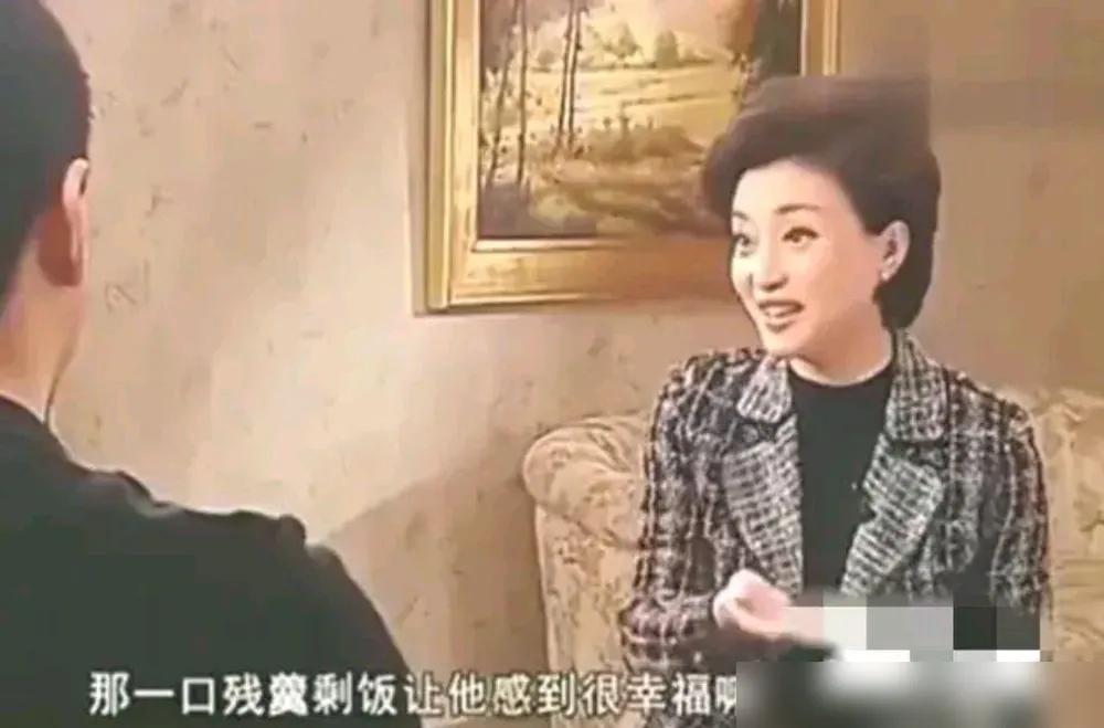 刷到李亚鹏王菲2011年的同框访谈，弹幕里全在刷“尴尬到脚趾抠地”——真不是夸张