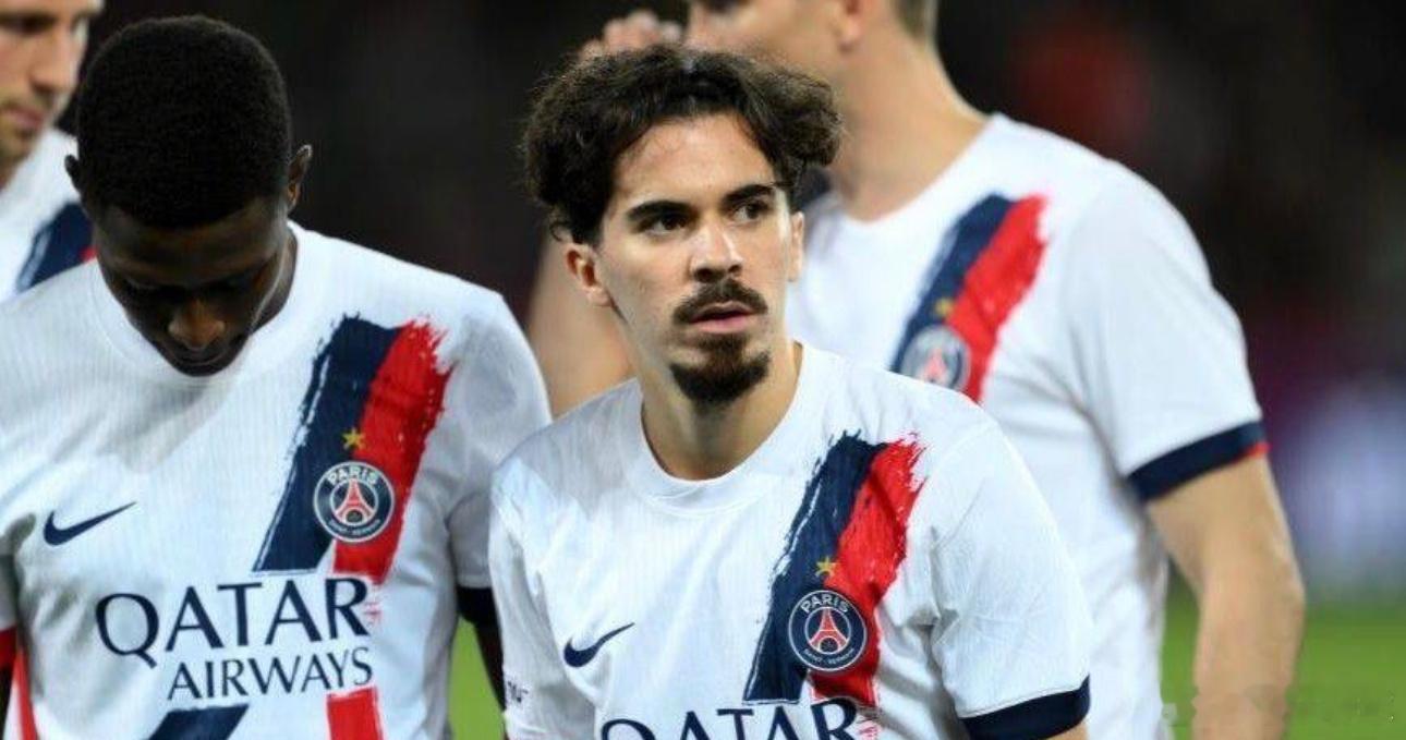 12月27日讯据西班牙媒体世界体育报的报道，皇家马德里正在为队内核心维尼修斯的