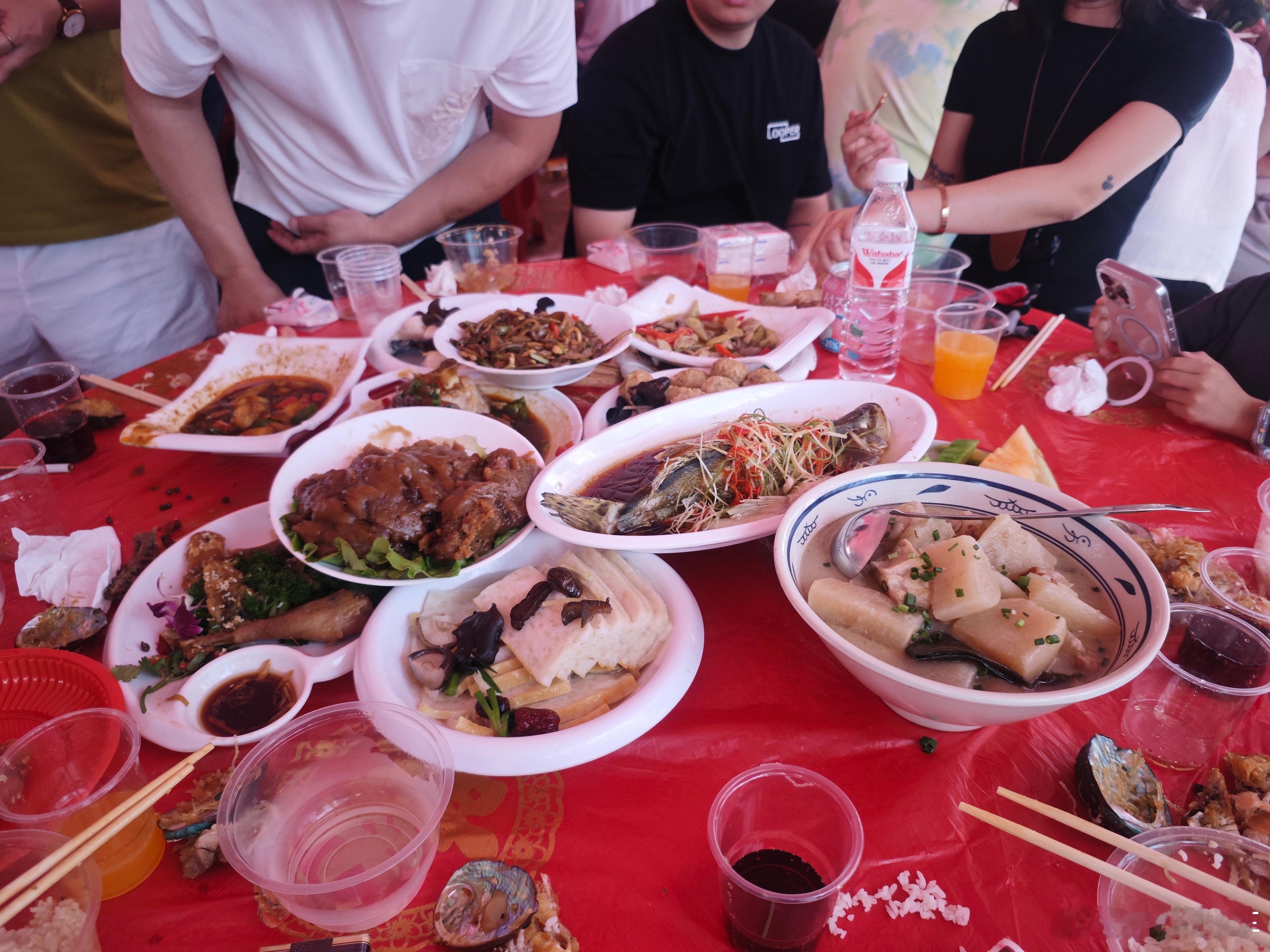 今天吃别人的席在农村办的，一桌1000还有好多菜都没上来还是农村里热闹一些