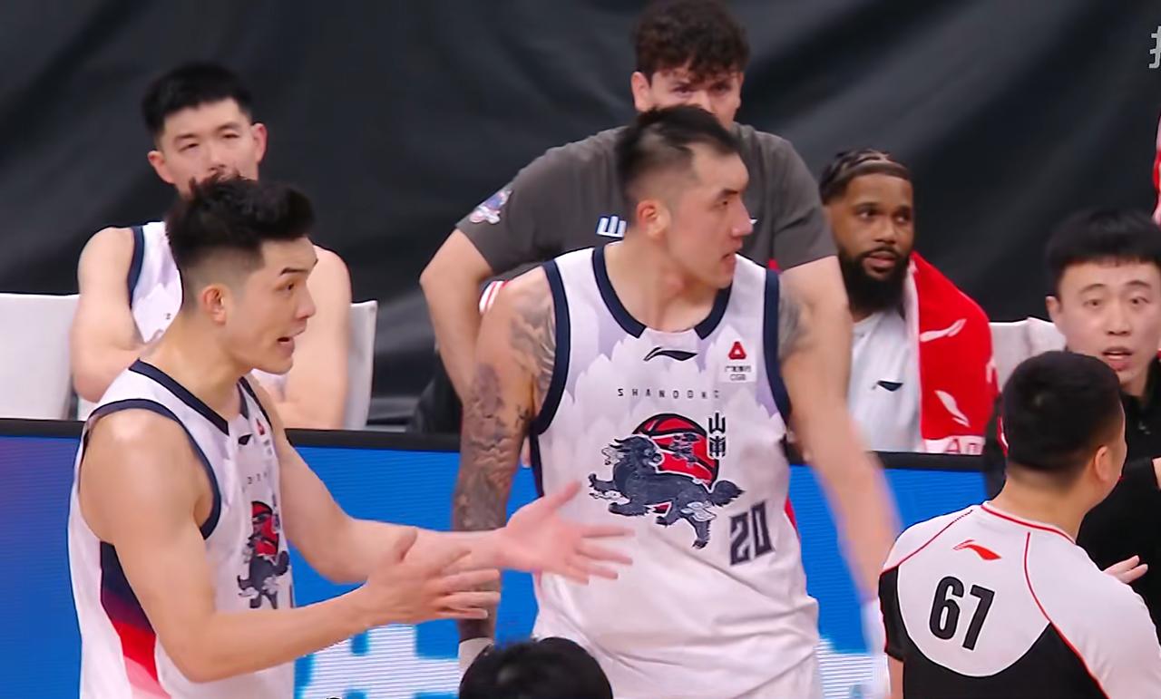 赢北京队2分！山东队3人表现出色，是赢球的关键因素。CBA常规赛第十二轮，山