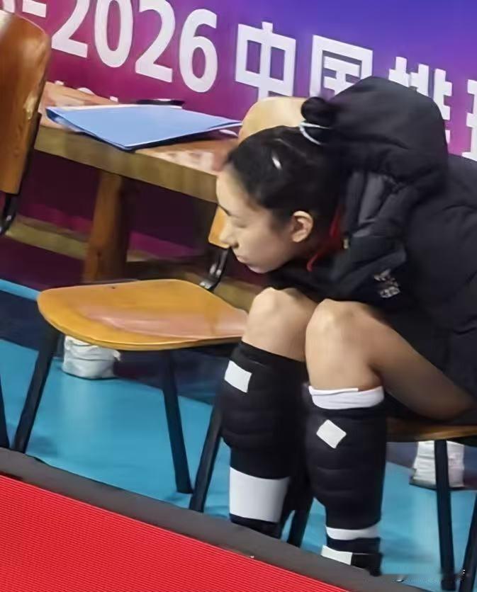 江苏女排对阵山东有变化：国手大将万梓玥或缺席，拦防环节将是严重考验。身高1米96