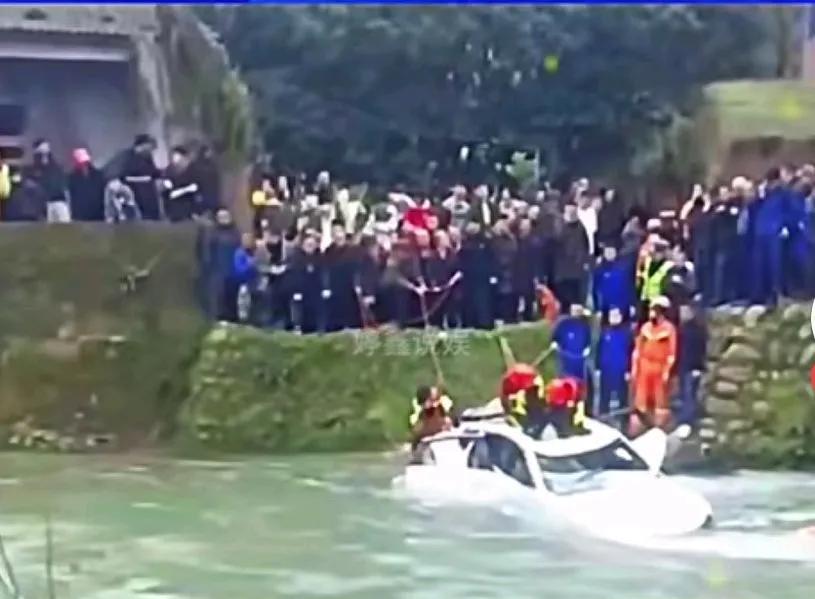 黑校车不应该是孩子上幼儿园路上的生死线。这个罗女士是园长她说了算，她想让孩子坐那