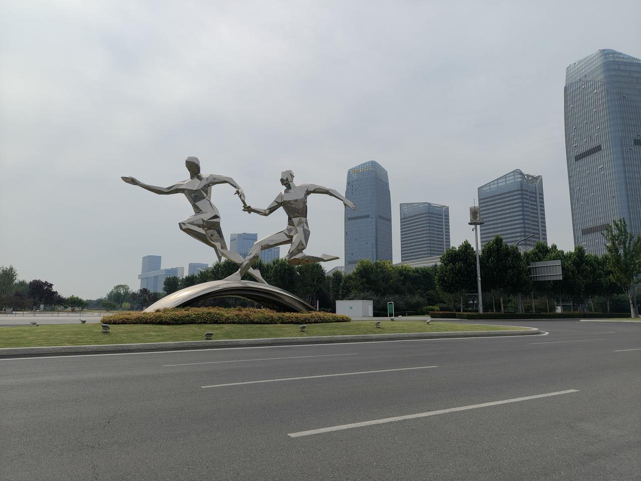 装修的钱真不好挣，尤其是做墙面的，我前边一套房子是顶楼，因为房顶漏水就找人来修，