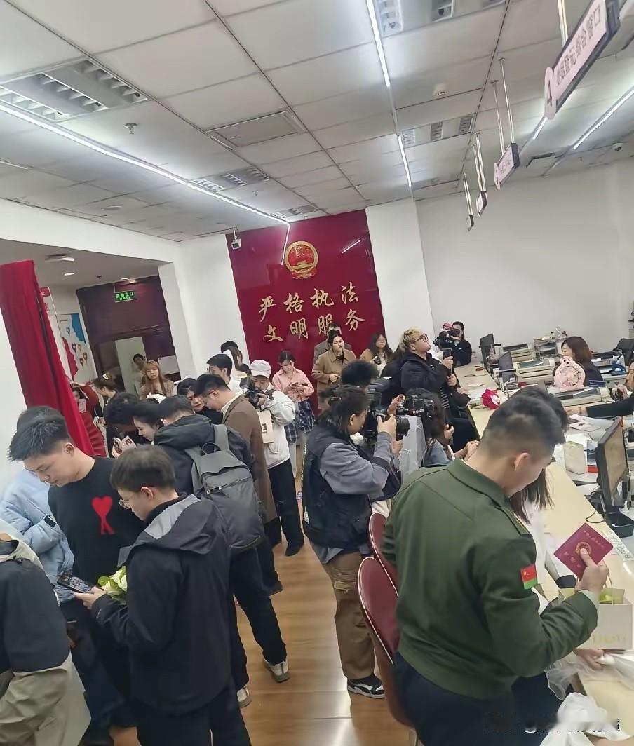 民政局炸锅！结婚大厅空了，离婚排队疯了，谁在“杀死”婚姻？当下各地民政局出现极