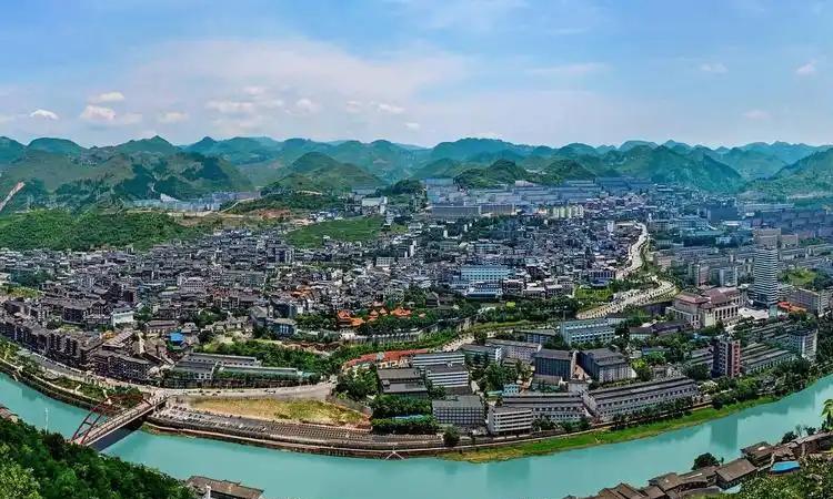 红军进驻茅台镇，缴获了当地名酒。对于军中好饮者，这无疑是天降甘霖。驻扎期间，自可