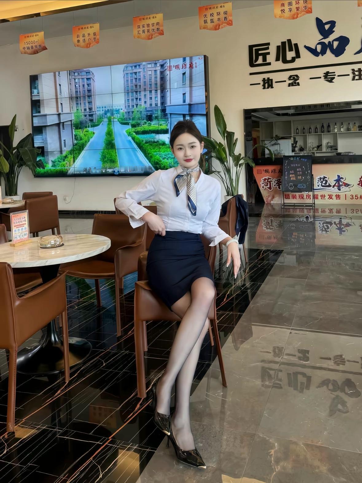 优雅咖啡馆里，白领小姐姐的时尚穿搭