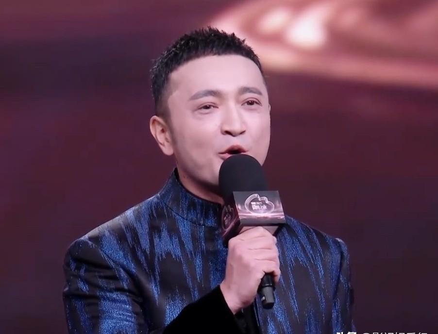 微博之夜，全场上百个镜头，没人盯着谢娜的嘴，也没人管蓝羽的笑，所有人的目光，都被