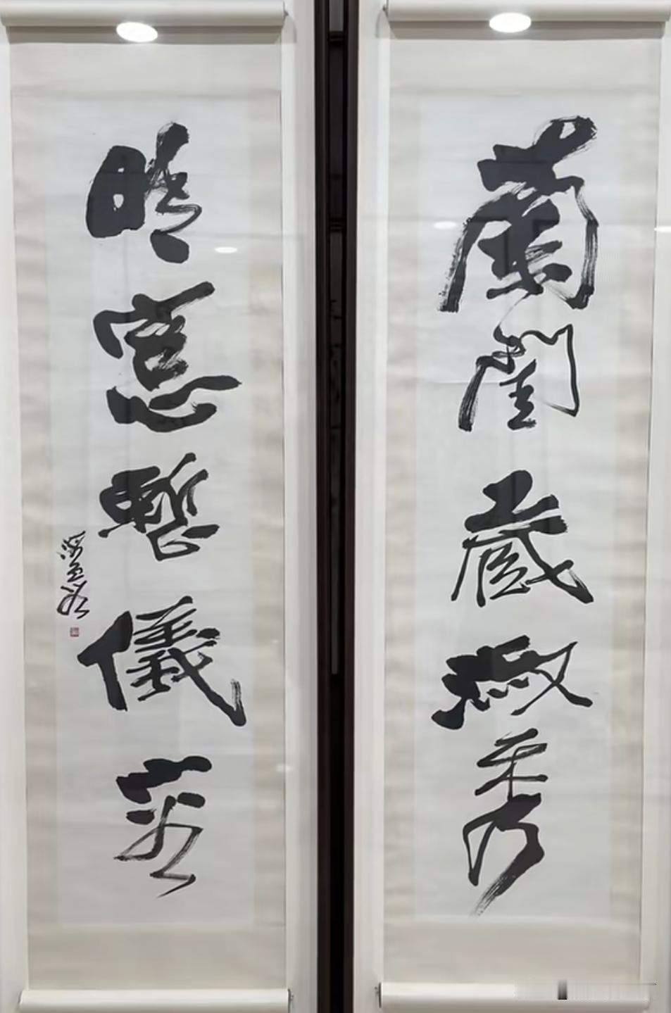 八九十年代就行一种书体刚猛一路行书十分刚猛比如尉天池武中奇等等这种字也