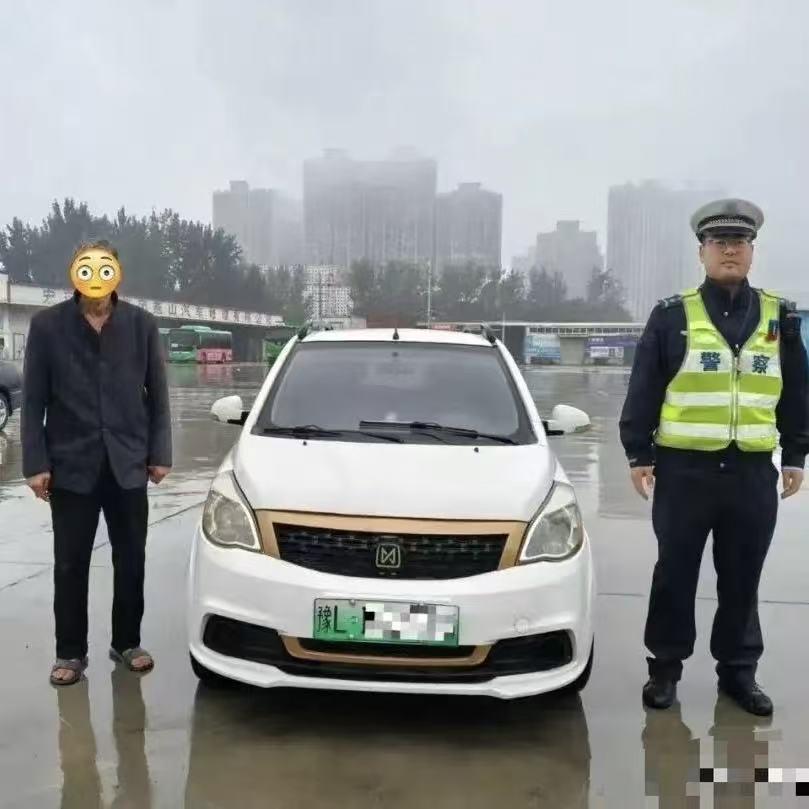 河南漯河，76岁的孙大爷买了一辆小汽车代步，却因未取得驾驶证、无保险，违规记录爆