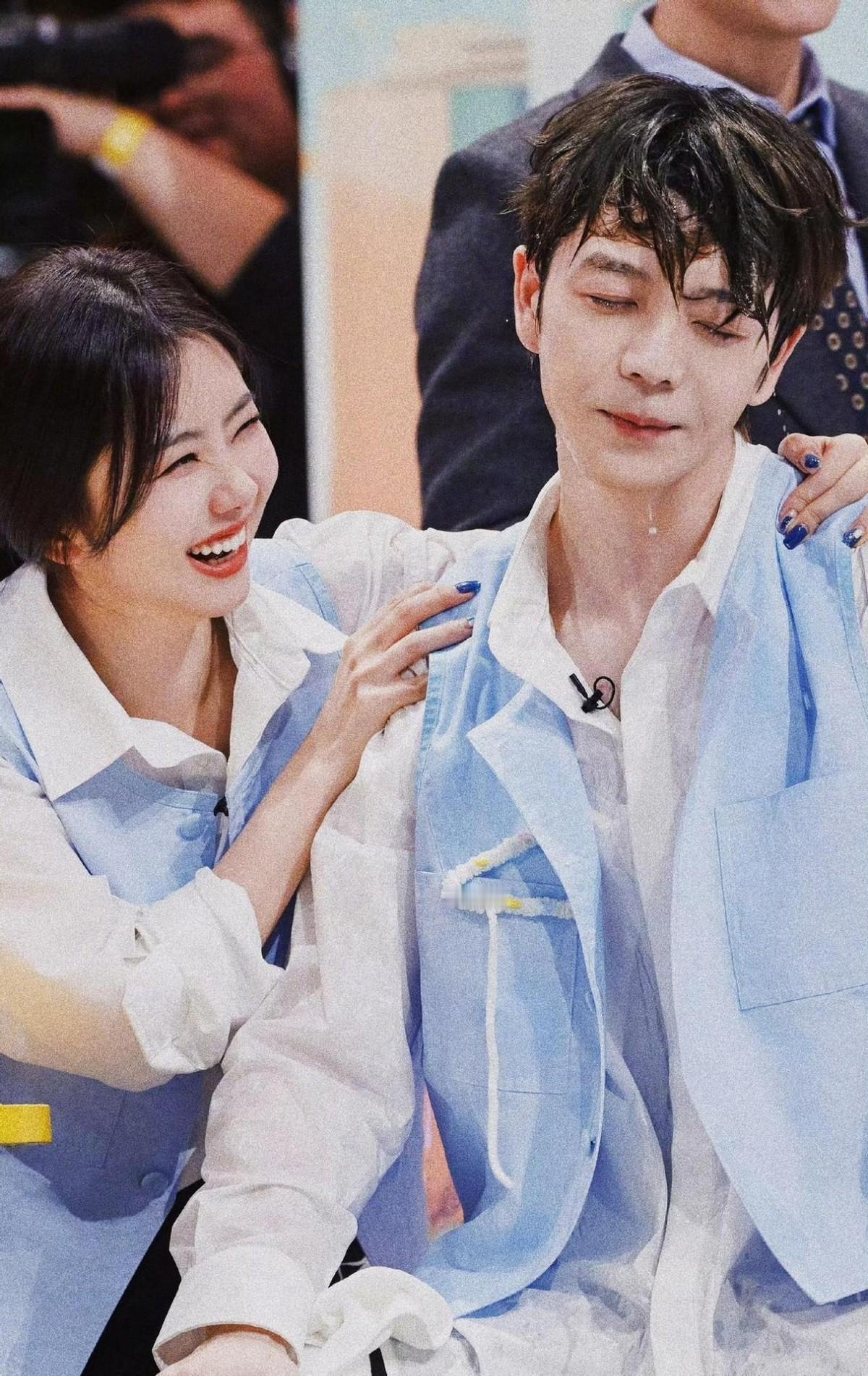 娱乐圈塑料情遍地？这对兄弟打了15年脸。不是镜头前的拥抱，是王栎鑫脱口而出的