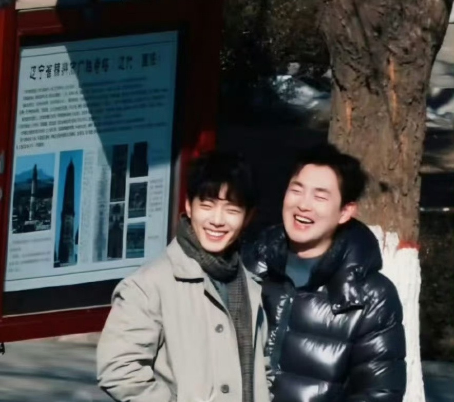 王彦霖肖战勾肩搭背肖战王彦霖勾肩搭背！我也好想跟肖战勾肩搭背啊！！肖战