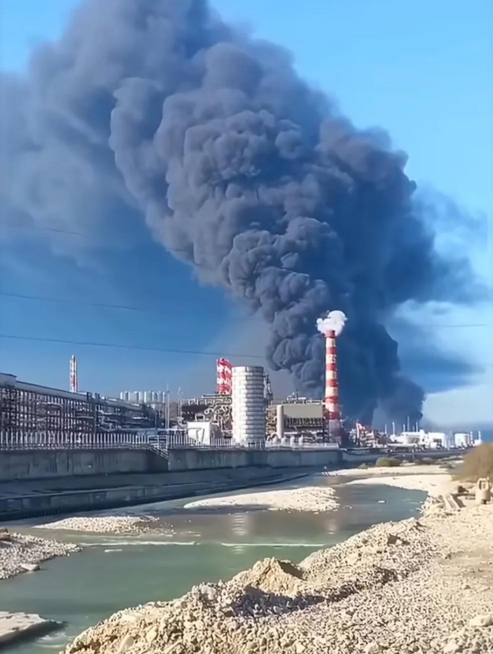 乌克兰再次用无人机打击了俄罗斯图阿普谢石油精炼厂，距离上次打击仅过了4天。 