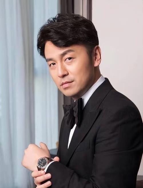 托人问了一下雷佳音真是不问不知道，一年参演好几部电视剧、电影，曝光过度了，作