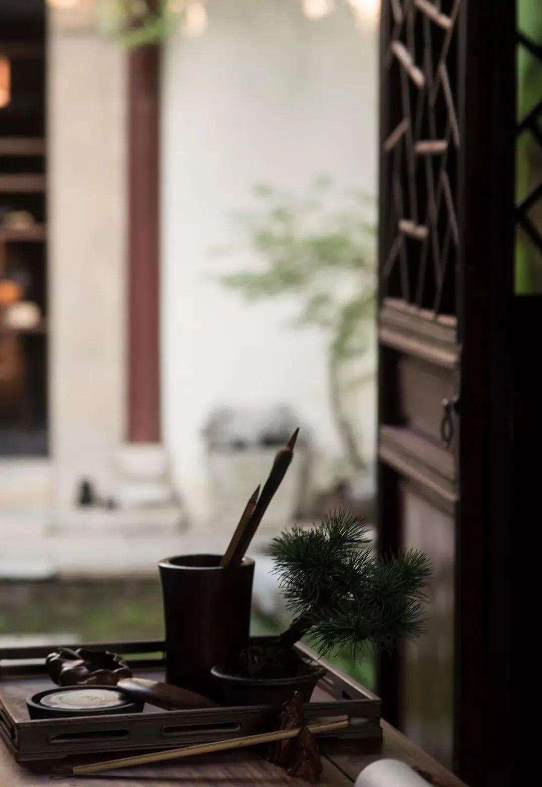 “人生有限，努力担当要及时充实自己、讨好自己，绝不轻易错过你最喜欢的那件衣服、那