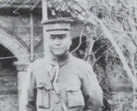 1927年9月，浙江省主席周凤岐派人给下野的蒋介石送去五万元，让他尽快离开溪口，