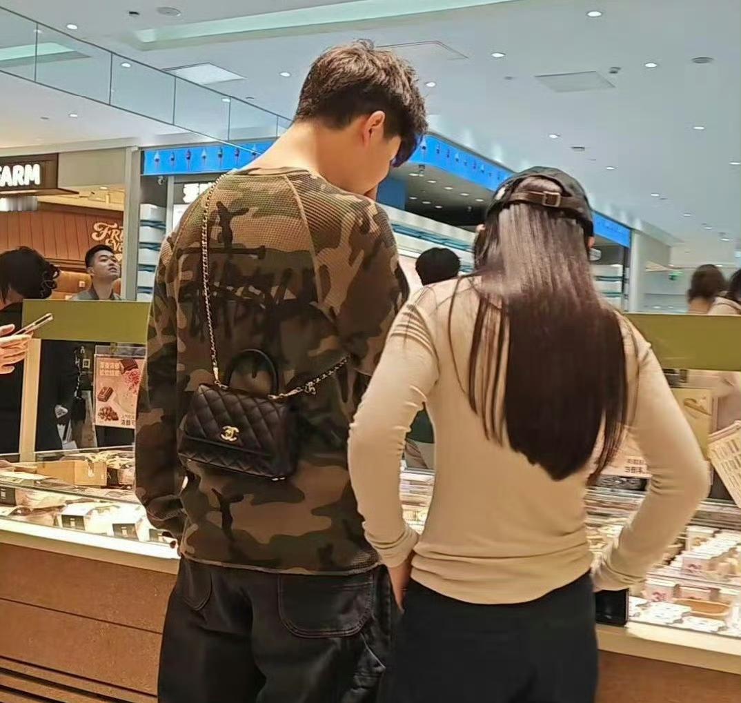 沙溢遇到了和张亮一样的情况，确实需要加强对孩子的教育了。近日，有网友看到了他