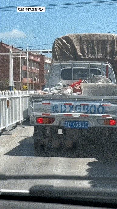 安徽网友称，按了半天喇叭也不停，后来终于追上了提醒了司机师傅，高温天气，注意防