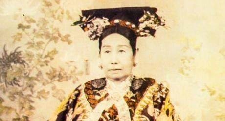 1880年，慈禧长了痔疮，烦躁的很，太医们束手无策，无奈之下，李莲英找来了一个民