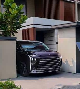 最近，国内汽车圈里出了件大事，引起了大家的热议。比亚迪的一位非常厉害的高管，元老