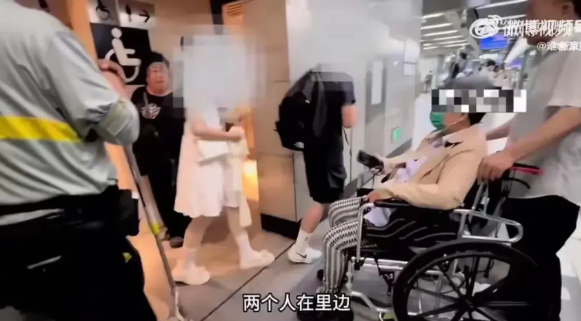 520情侣占用无障碍卫生间办事让人无奈和愤怒     5月20日，本是一个充满