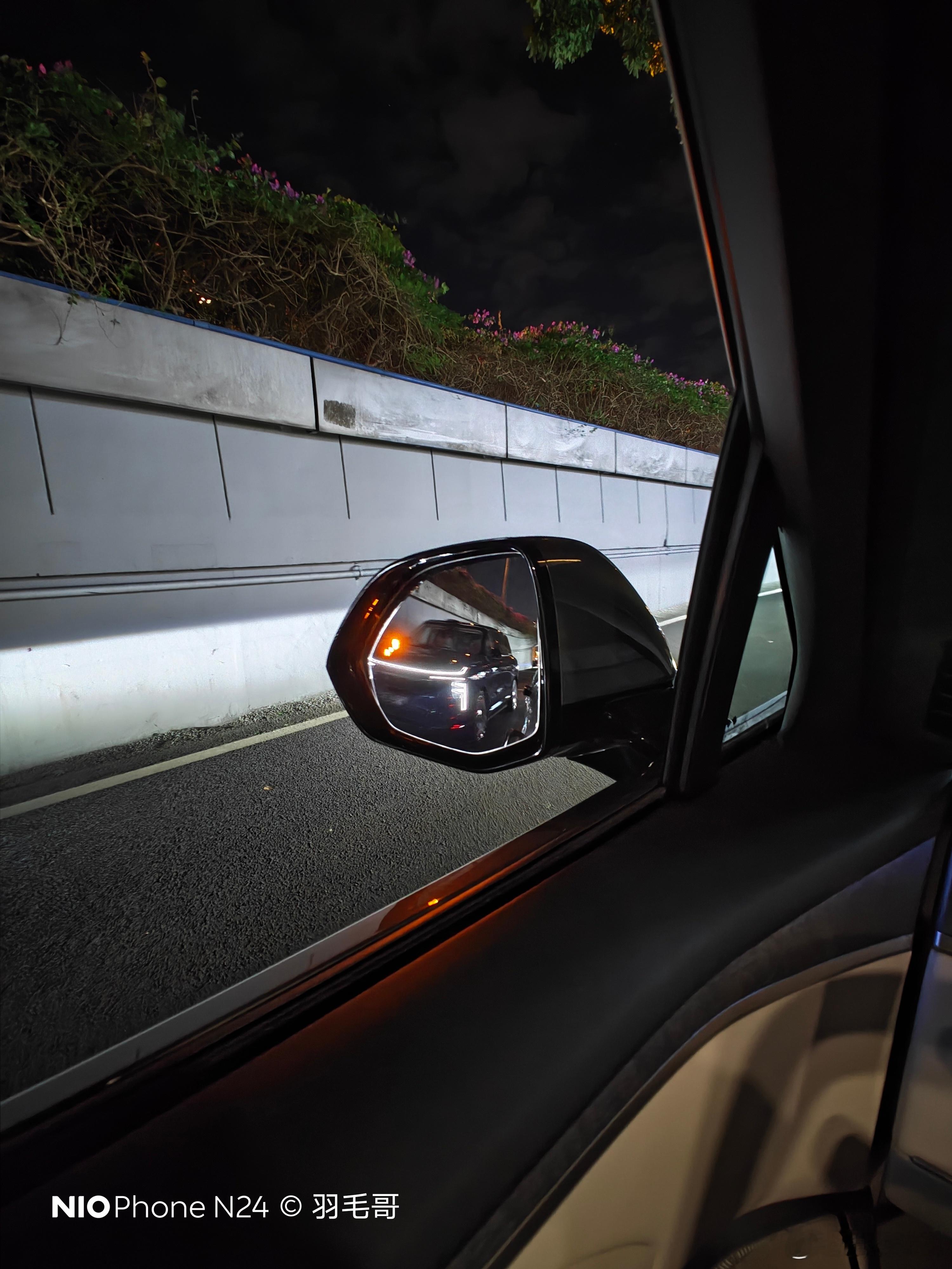 智己LS9辨识度很高，后视镜直接识别，他的智驾小灯是一组字母。