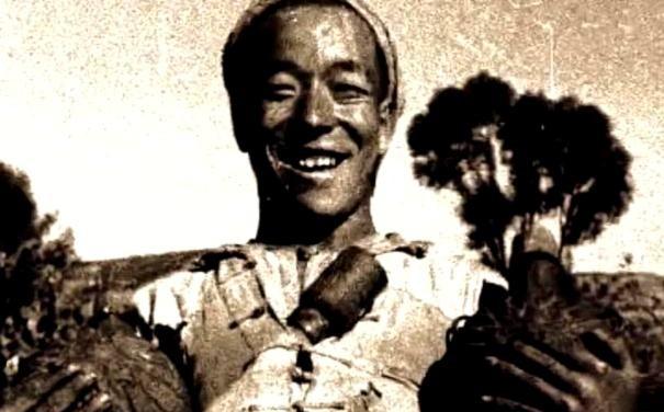 1952年朝鲜战场，一侦察兵趁夜摸至美军阵地前，忽觉脚底触碰异物，当即不敢挪动分