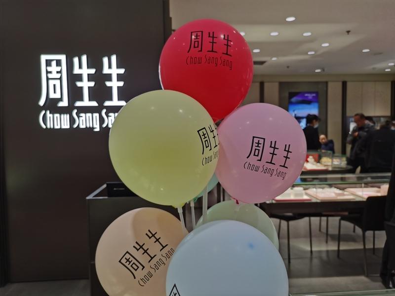 1984年东北阿姨买50克黄金的事儿火了。当时黄金仅47元/克，阿姨花两千多块买