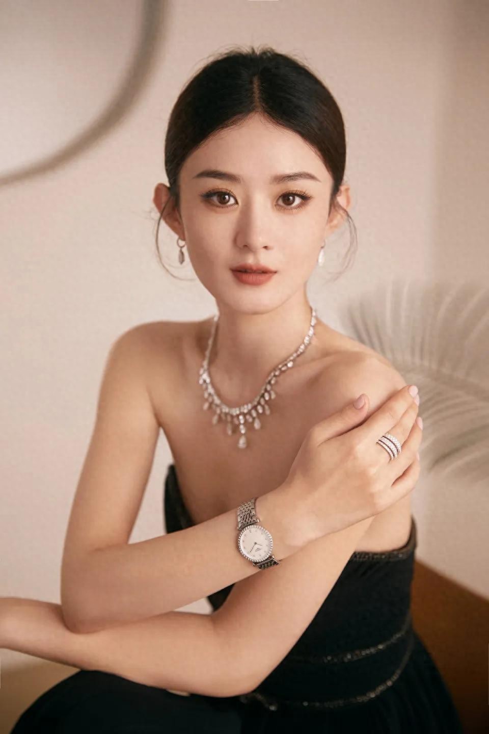 赵丽颖抹胸黑纱裙造型：优雅唯美、风韵犹存